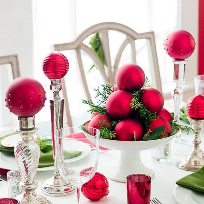 Christmas dinner table decor