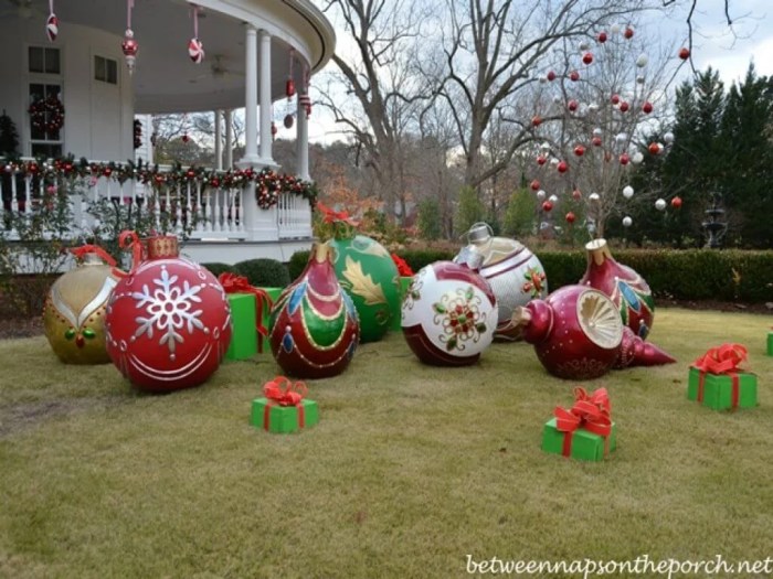 Large outdoor christmas decor